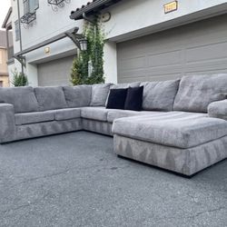 Huge Light Grey Sectional Couch Sofa From Ashley Furniture In Excellent Condition - FREE DELIVERY 🚛