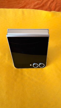 Samsung Galaxy Z Flip5 256GB – Mint Condition