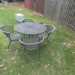 VINTAGE BLACK WROUGHT IRON 5 PIECE OUTDOOR DINING SET CAFE TABLE CHAIRS/ JUEGO DE COMEDOR PARA EXTERIOR VINTAGE DE 5 PIEZAS DE HIERRO FORJADO NEGRO