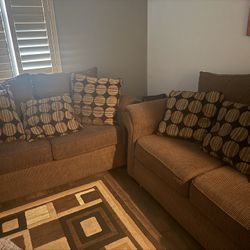 Brown Fabric Couch & Loveseat Set – Includes 7 Matching Pillows