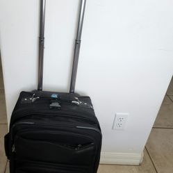 suitcase with extendable handle and multiple compartments. H 24" x W 15"
Serious Buyers🚨🚨🚨