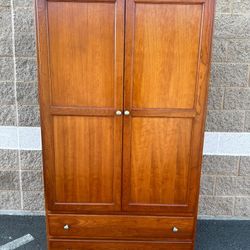 Beautiful armoire, wardrobe like new / hermoso ropero, armario como nuevo con palo para colgar ropa