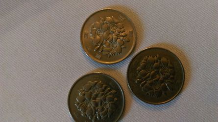 3 Japanese 100 yen coins