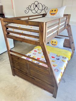 Bunk bed. Twin over full size. Solid wood frame includes two clean comfortable mattresses. hablo español y entrego.
