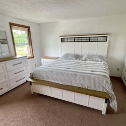 King Size Bedroom. Set Cama King Size