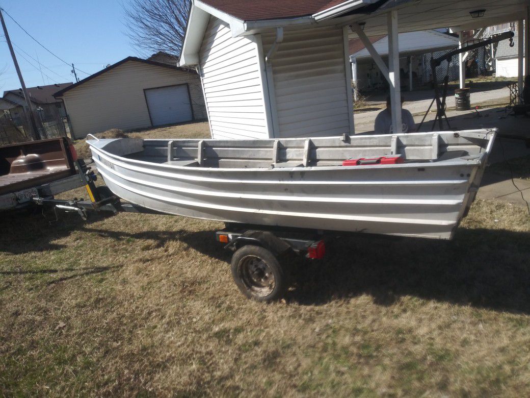 Photo 15 foot aluminum boat and trailor