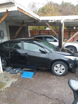 016 Kia Forte Wrecked with clean TITLE