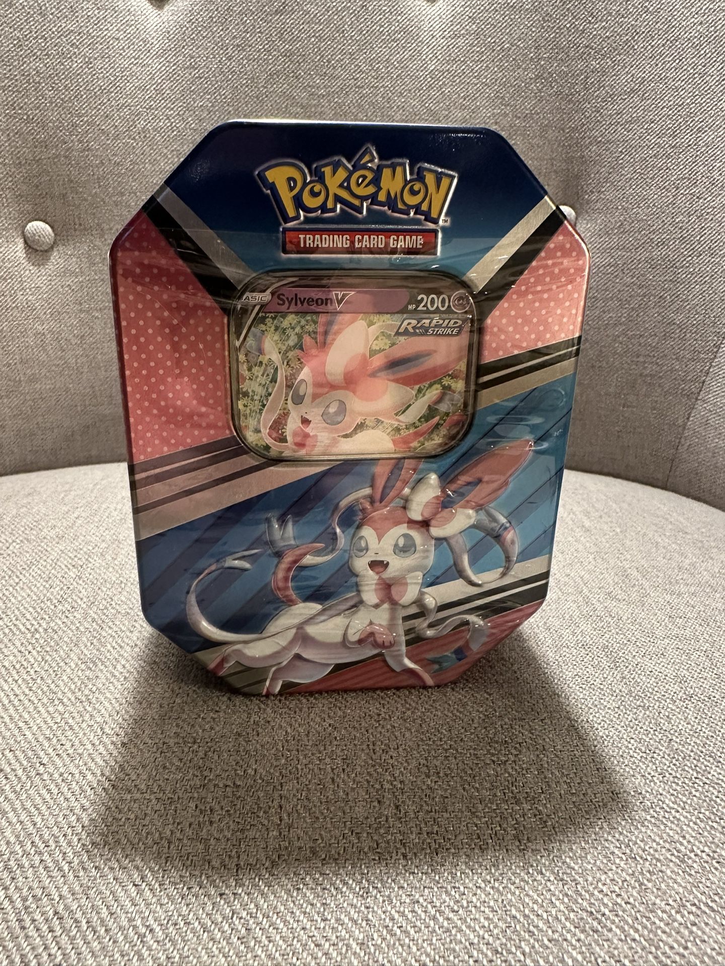 V Heroes Tin [Sylveon V] - SEALED