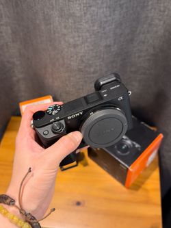 Sony A6400 Mirrorless Camera Bundle – Godox Flash, 5 Batteries