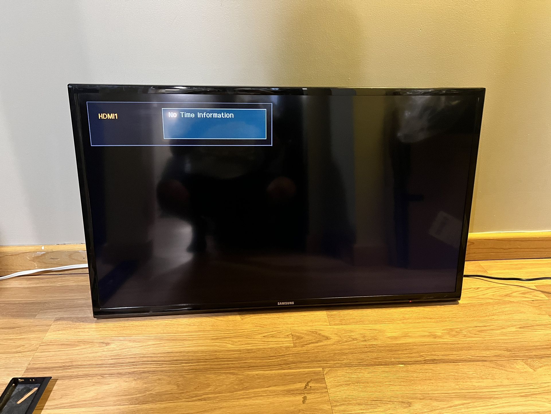 40” Samsung LCD TV 1080p Resolution W/ Mount