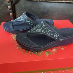 Women’s 8 Crocs Sandal, wedge