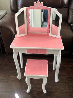 Girls Pink Vanity/ Very Good Condition/Solid Wood
