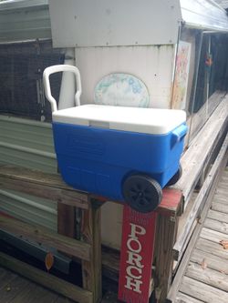 Coleman: 10 Gallon Wheeled Cooler With Handle.