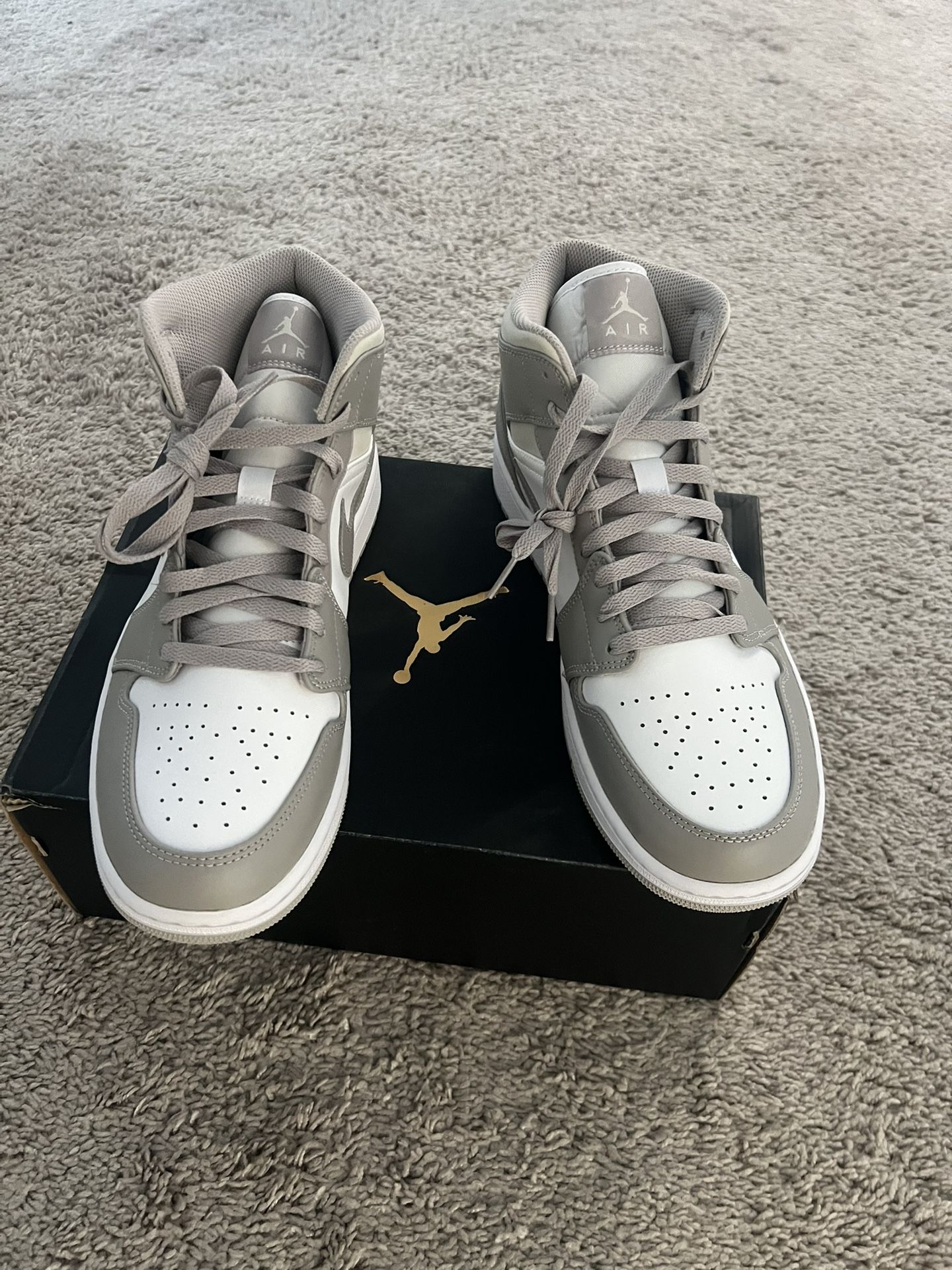 Jordan 1 Mid “linen”