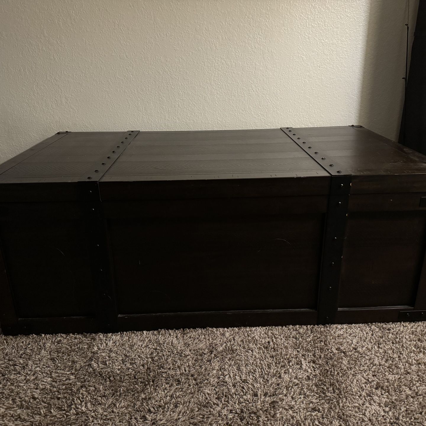 Lift-Top Coffee Table with Hidden Storage – Rustic Treasure Chest Style