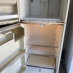 Refrigerator GE Top To Bottom 64/ Left To Right 28in front To Back 70in