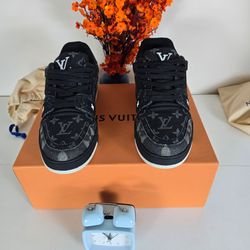 Trainer Shoes size 9 us