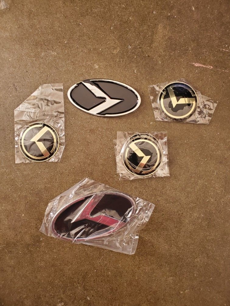 Kia Optima car badges