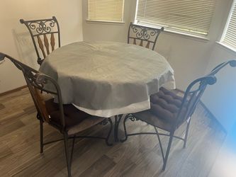 Round table with 4 chairs
