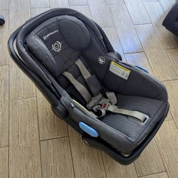 UPPAbaby MESA  Car Seat... Comes With BASE! 