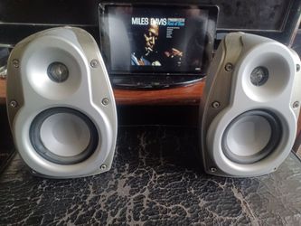 KLIPSCH WIRED BOOKSHELF SPEAKERS $80 FINAL PRICE READ DESCRIPTION AND SEE ALL PICTURES