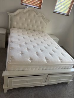 Full bed set w drawers built in.
