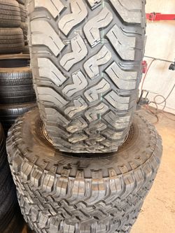 NEW LOCK OFF-ROAD RIMS WITH FALKEN WILDPEAK M/T 285-70 R17 Lt