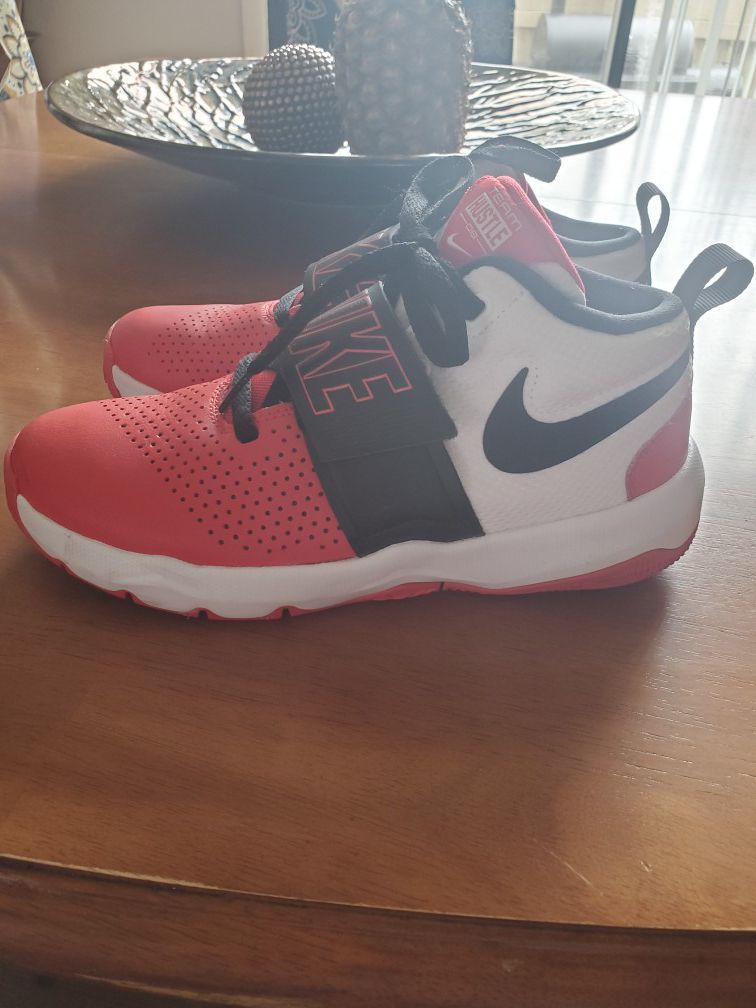 Size 7 youth nike team Hustle shoes
