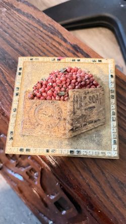 vintage 3D bas-relief ceramic wall plaque/trivet