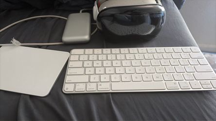 Apple Vision Pro m5 1 tb comes with keyboard and touch 3,700