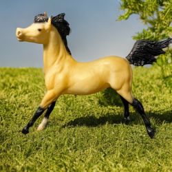 Breyer 1997 Buckskin Shenandoah Mustang Model 993 Mold 69, Retired, 10x 9.25”