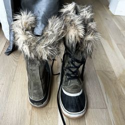 Green Sorel Winter Boots