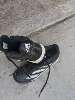 Youth cleats size 4 like new 25 bucks