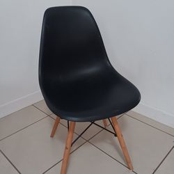 Black Eames Replica Chair