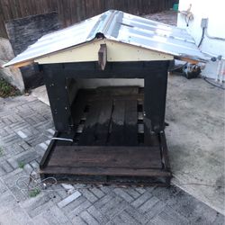 Outdoor doghouse