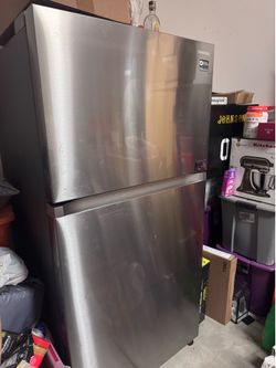 Samsung Stainless Steel Top-Freezer Refrigerator with Auto Ice Maker - Excellent Condition