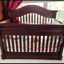 Beautiful Baby Crib/Bed. Comes w/mattress. Great Condition.