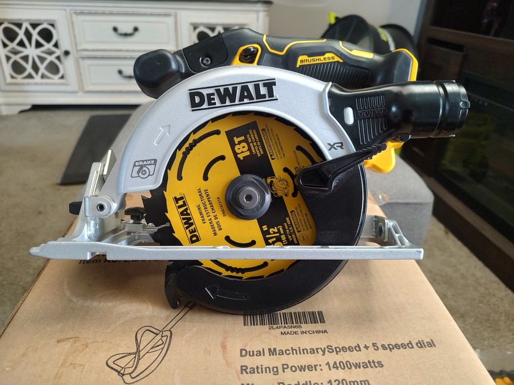 New DeWalt 20v XR 6-1/2" Cordless Circular Saw (Tool Only)