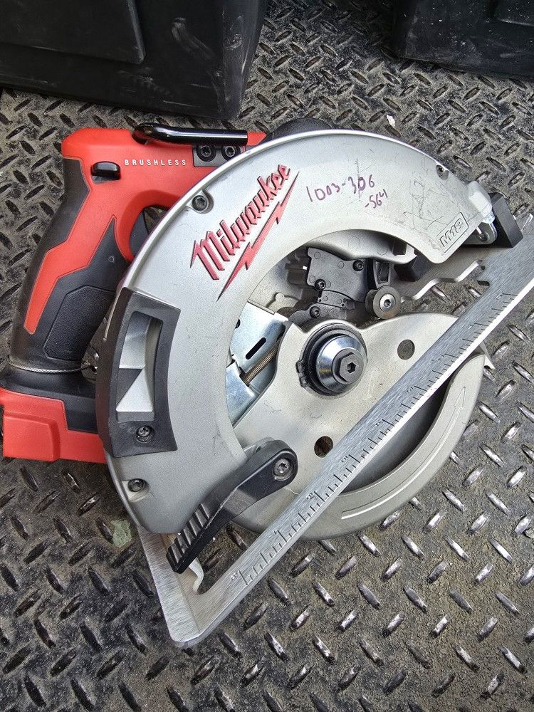 Milwaukee M18 18V Lithium-Ion Brushless Cordless 7-1/4 in. Circular Saw (Tool-Only)