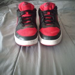 Selling This Pair Of Nikes