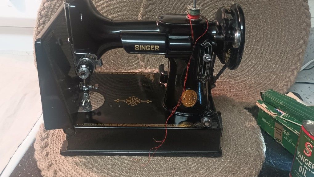 Singer 221 Featherweight Sewing Machine  1949