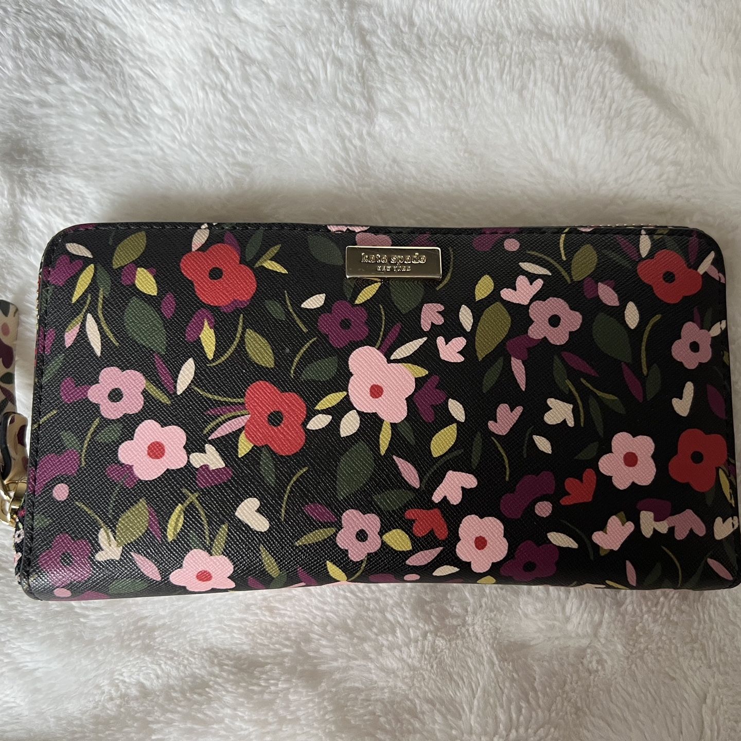 Kate Spade New York Boho Floral Laurel Way Neda Wallet for Sale in San Diego CA OfferUp