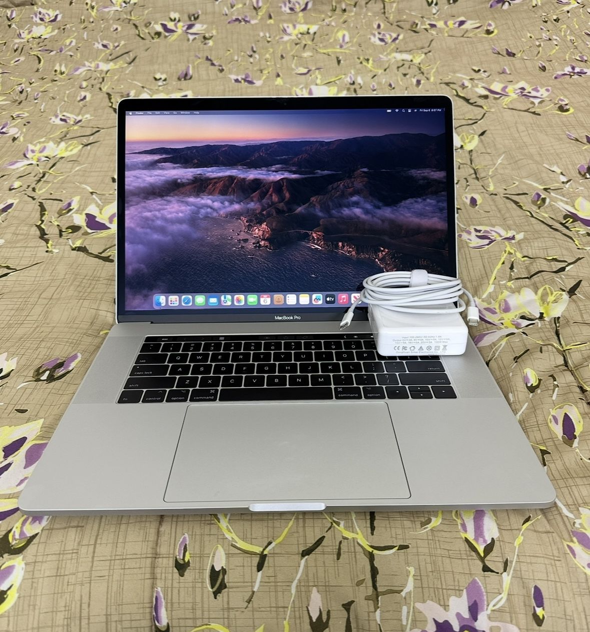 Apple Macbook Pro i7 16gb Ram 256gb SSD Amd Gpu Touch bar + NEW CHARGER/APPS