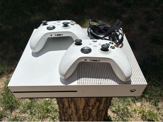 Xbox One S 500GB + 2 Controllers + Cords