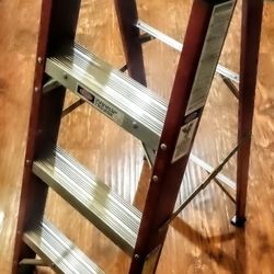 Werner 4 Ft. Fiberglass Step Ladder with 250 Lb. Load Capacity