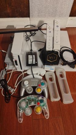 Nintendo Wii Console Bundle with Controllers & Accessories