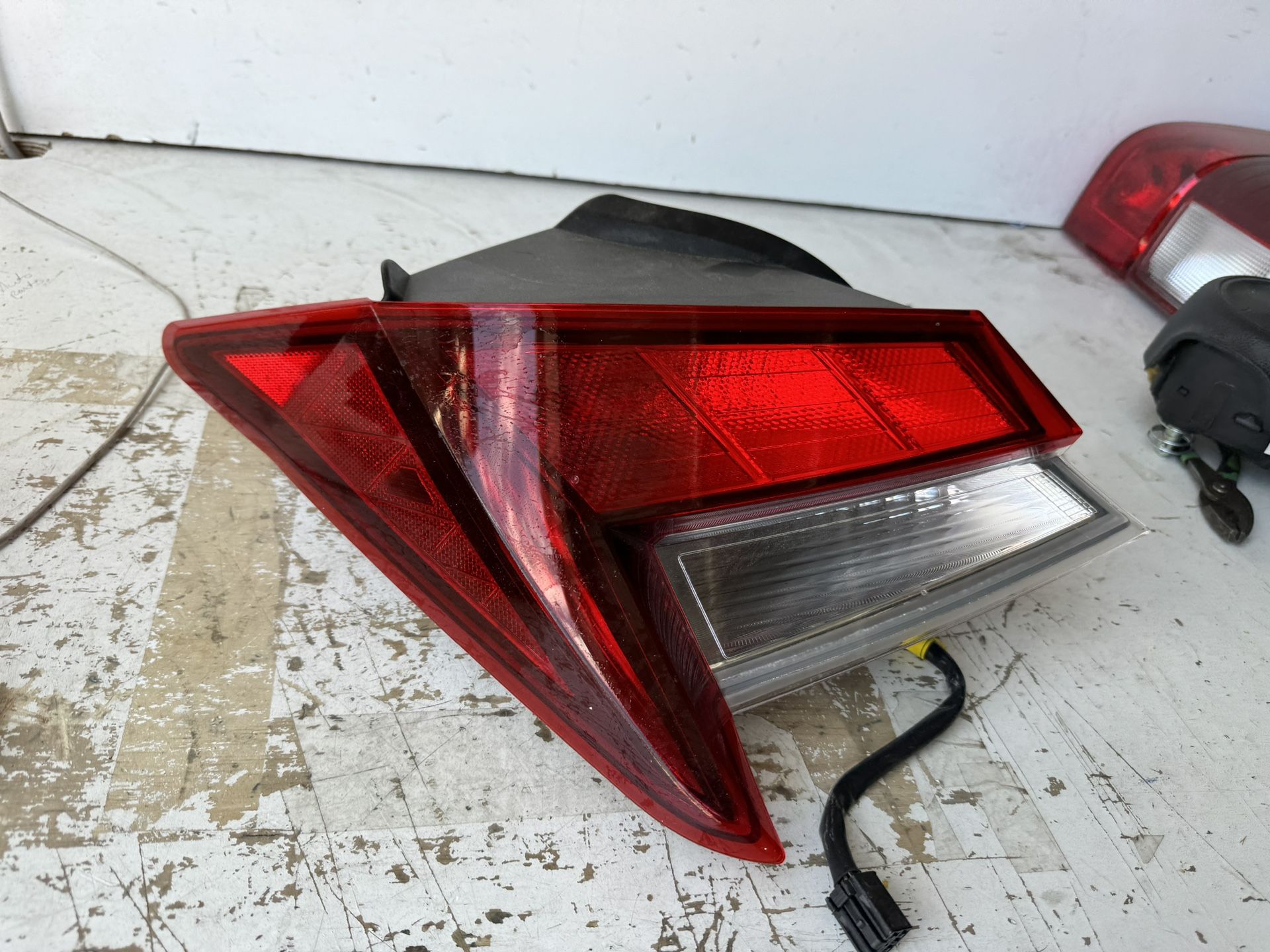 Hyundai Elantra Left Tail Light Oem