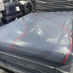 QUEEN SIZE SEALY POSTUREPEDIC ELITE HYBRID (SOFT) MATTRESS & BOX SPRING BED SET