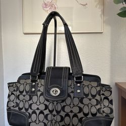 Coach Hampton Signature turn lock black & grey!🐈‍⬛🍒