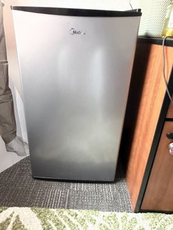 Midea mini fridge